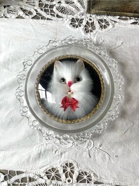 Vintage white Kitty cat convex dome sealed glass kitch decor